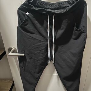 Figs women’s black Zamora high waisted 2.0 petite jogger scrub pants